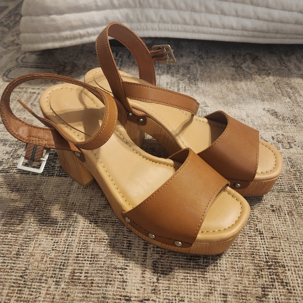 Universal Thread Tan Leather Women's Sandals